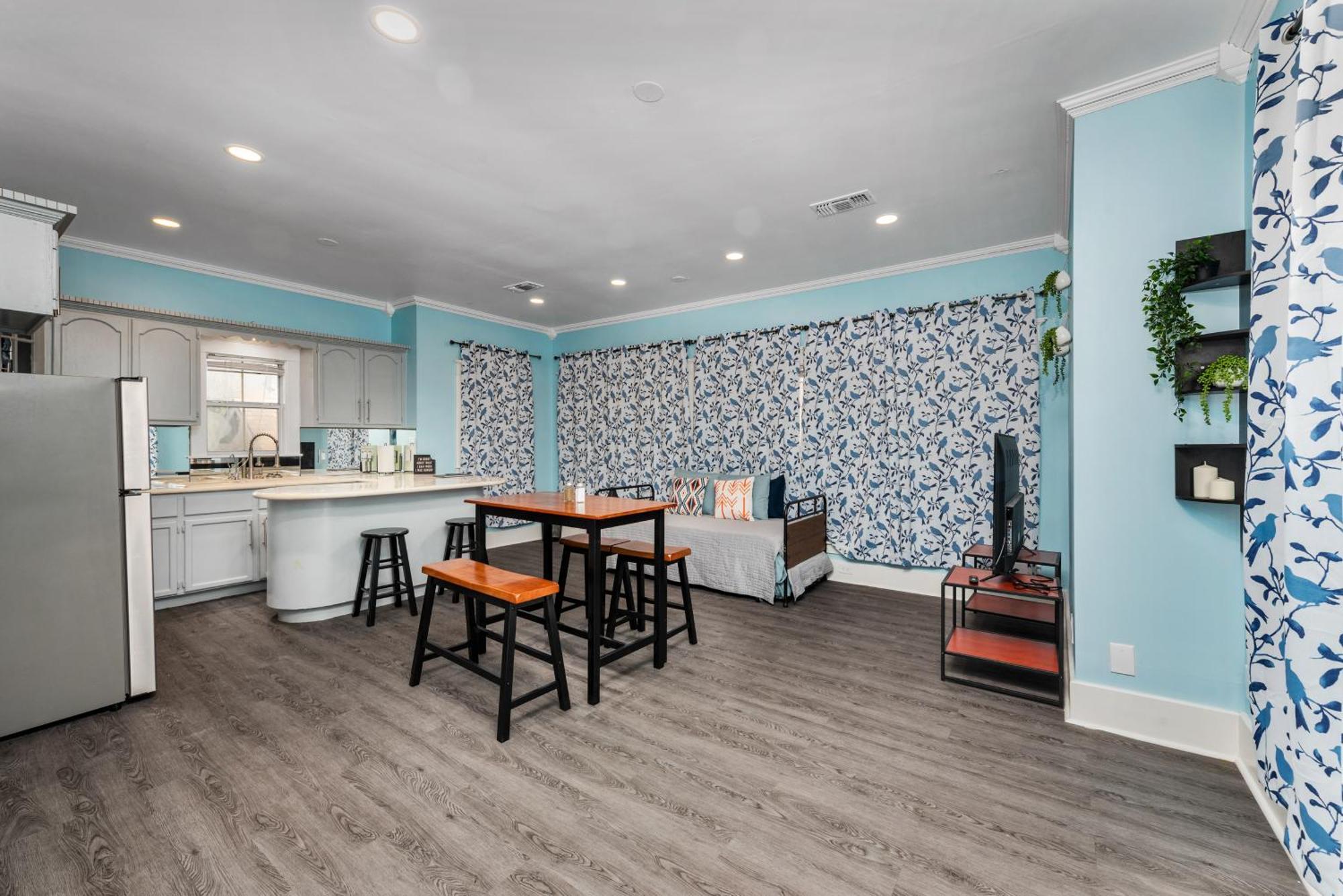 Spacious 1-br Midtown With King Bed & Free Parking Apartment *