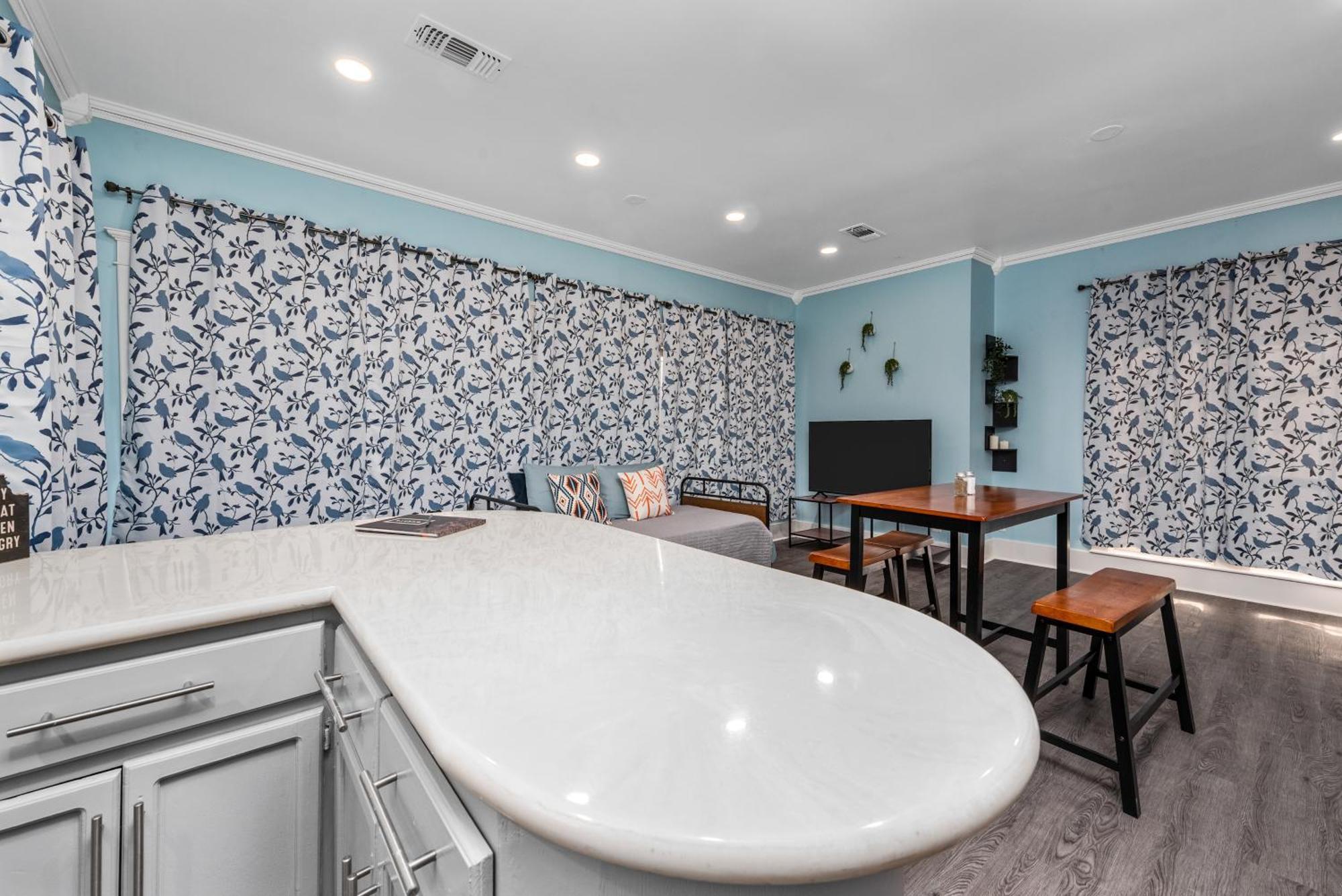 Apartamento Spacious 1-br Midtown With King Bed & Free Parking *