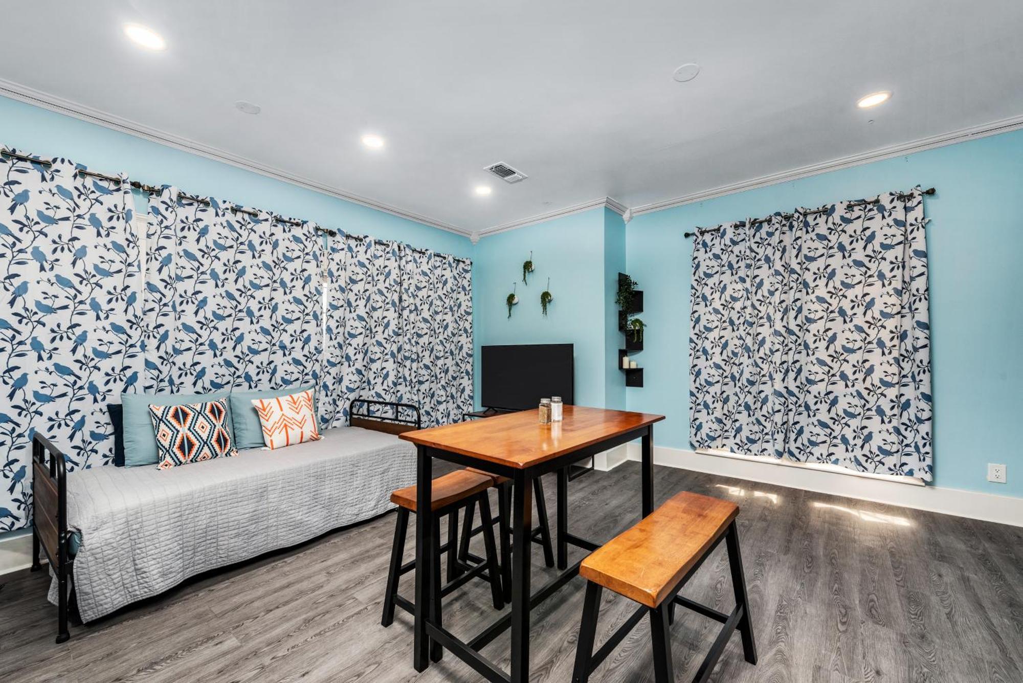 Apartamento Spacious 1-br Midtown With King Bed & Free Parking